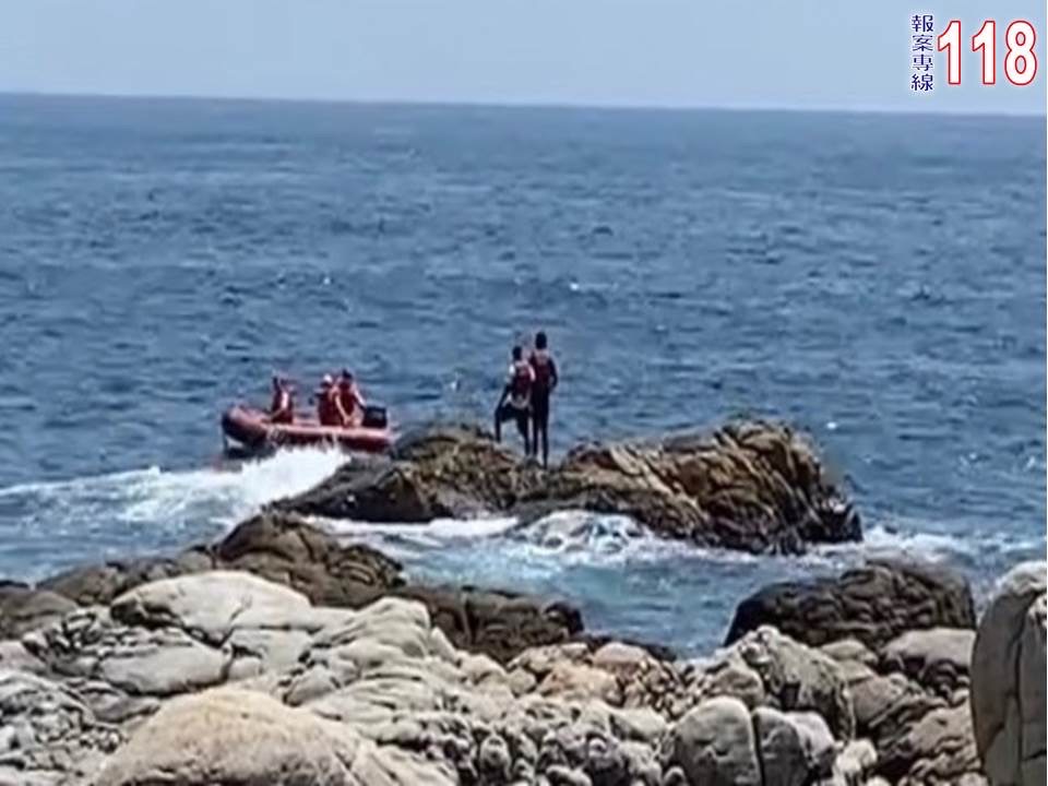 快新聞／2外籍泳客受困龍洞跳水台外礁石　海巡出動搖控式救生圈救援