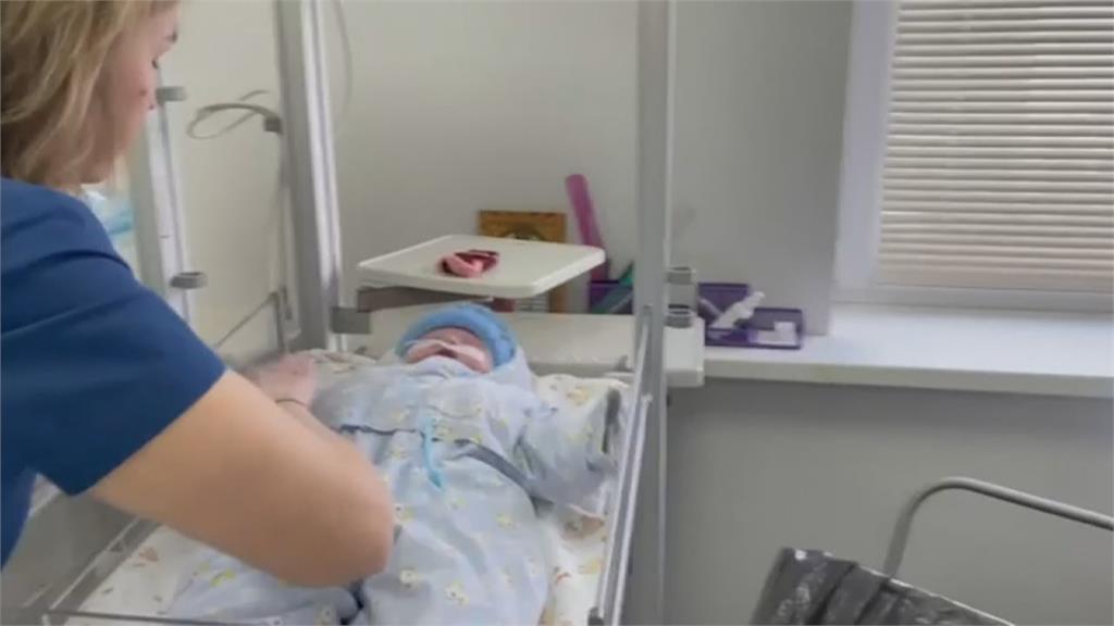 戰火中童年...烏孤兒院71幼童躲地下室2週後撤離