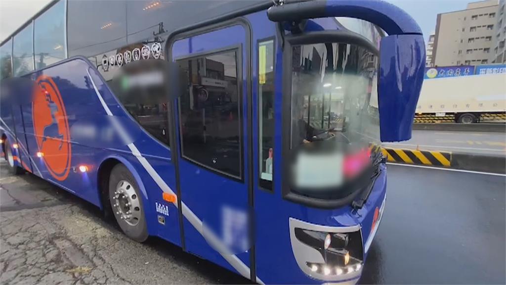 行人煉獄?驚悚畫面曝光 無辜男蹲路旁竟遭遊覽車輾過!