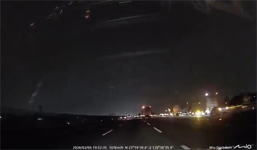 宛如地雷！國一埔鹽段驚見「輪胎皮」　１５車慘受害