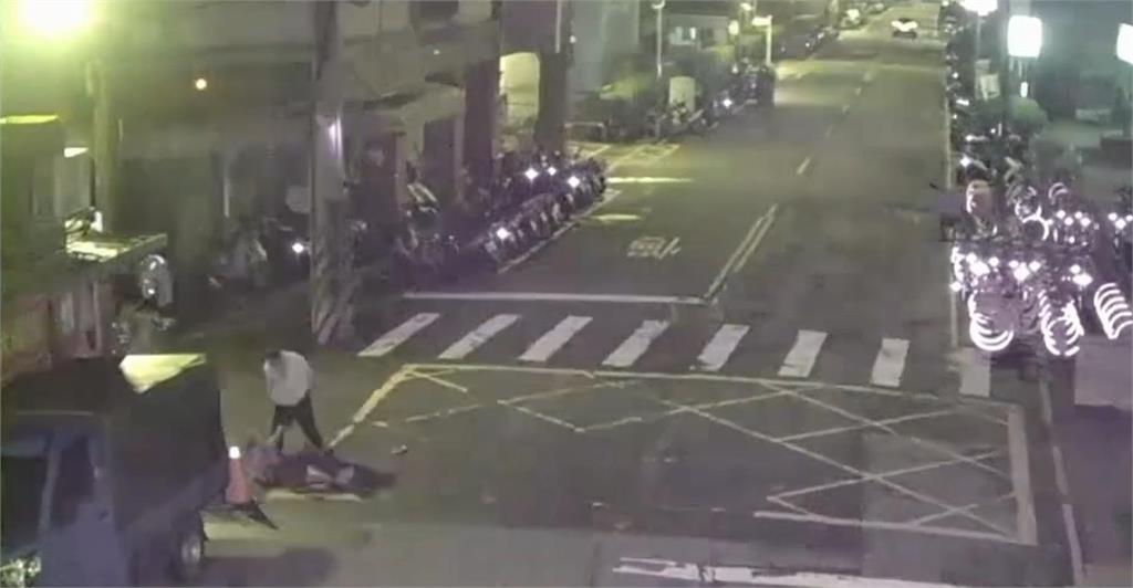 快新聞/新北中和凌晨驚傳鬥毆!男酒後開扁「街頭拖地猛打」 路人嚇壞