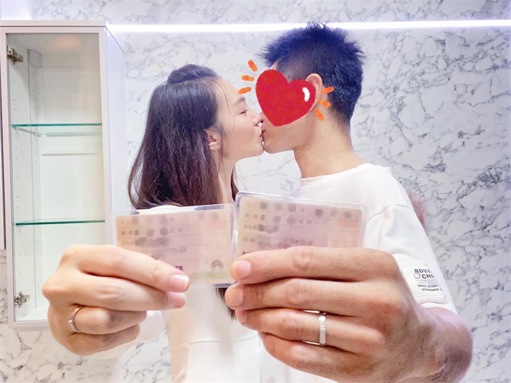 恭喜!李又汝宣告和交往13年的男友修哥登記結婚了!