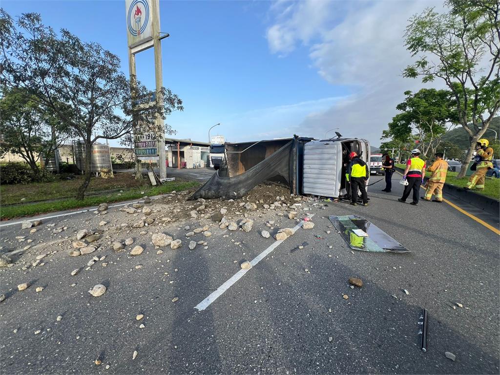 煞車不及砂石車翻覆 宜蘭冬山路周邊一度大塞車