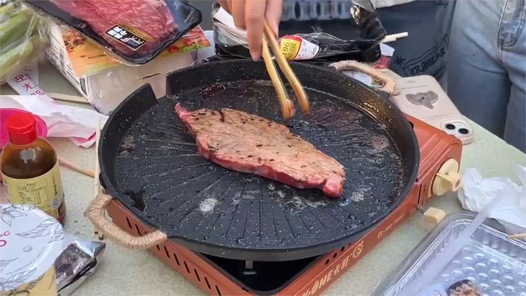中壢「萬人封街夯肉」連假最後一烤 外國朋友嗨喊:喜歡