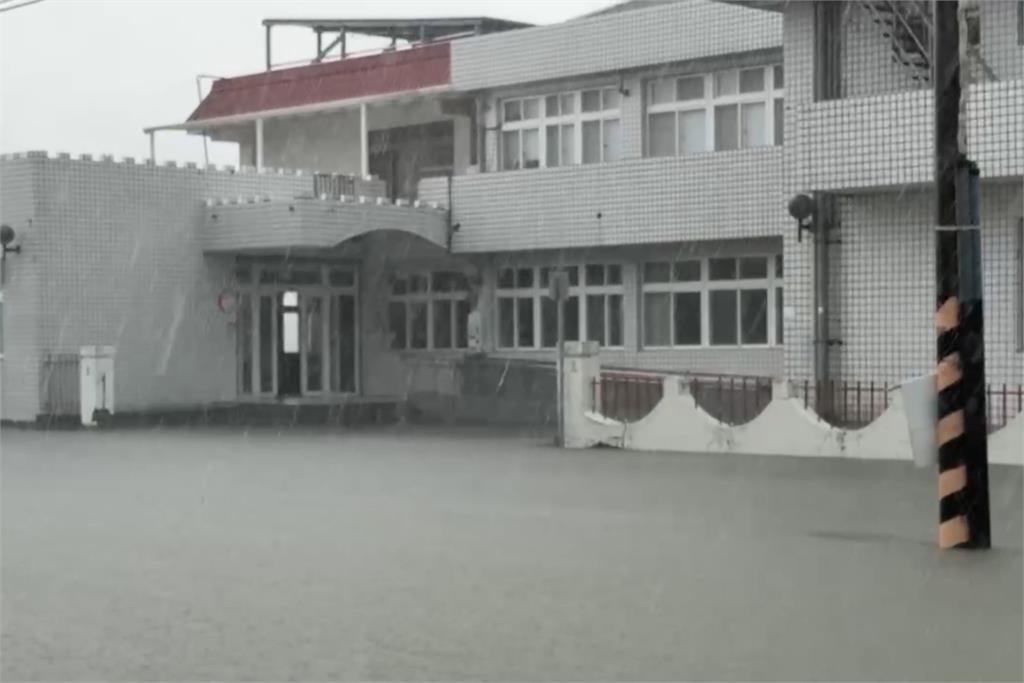 快新聞/不要出門!雨彈狂炸多地淹水 嘉義縣緊急停班、停課