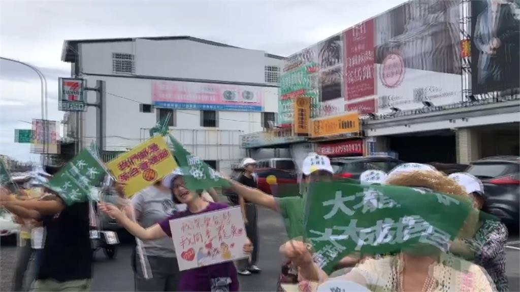 護國大遶境花蓮人列隊歡迎 民眾霸氣丟冰小米酒上戰車