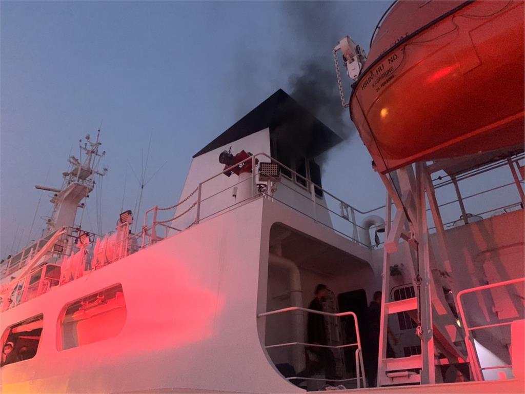 快新聞／千噸級巡護七號船艦起火冒煙  船體損壞火調急查原因