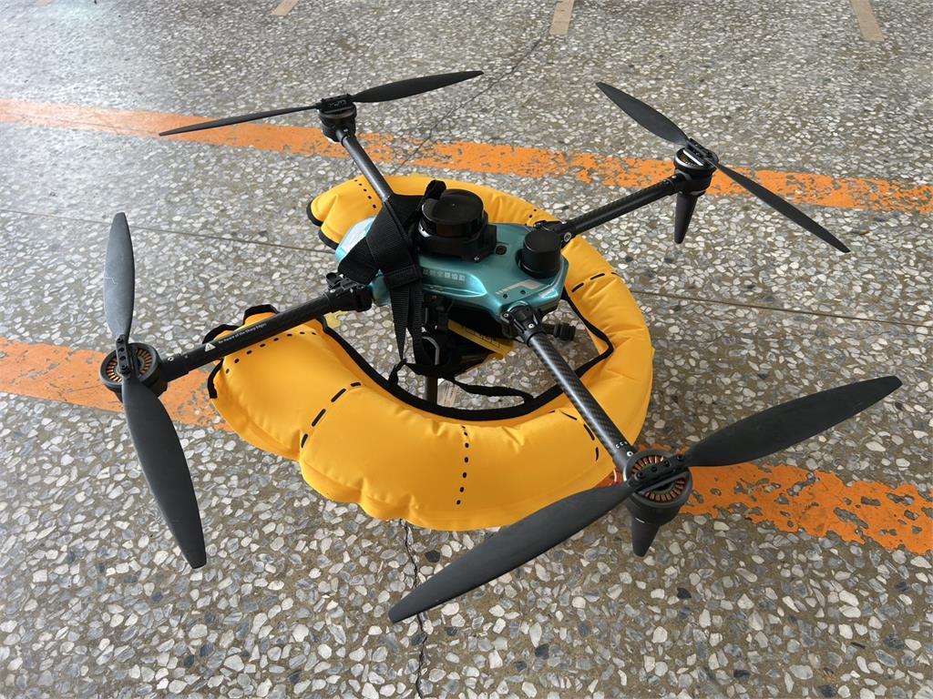 快新聞/台南消防局無人機新裝置!落水也能浮起