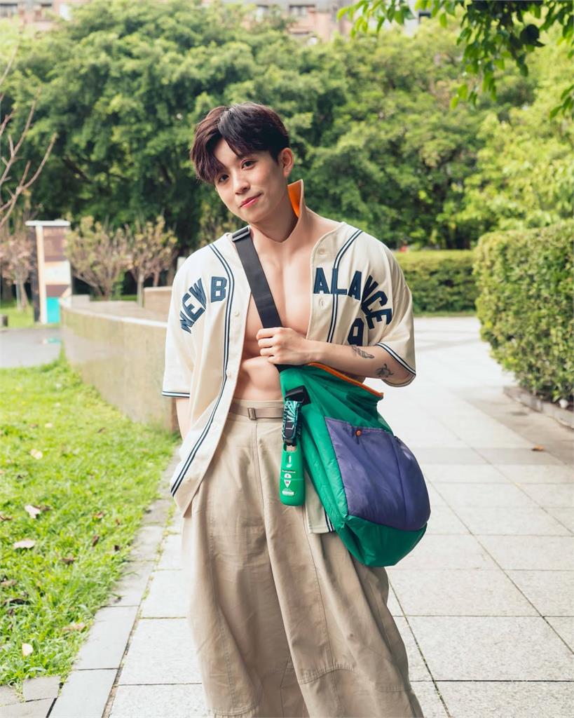 HOOK上衣全敞開「正面大膨風」尺度解放！鏡頭扛不住「造山運動」網嚇壞：露點了