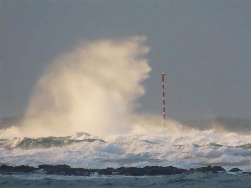 他意外拍出「川普」側臉照？澎湖浪頭驚現神似人「眼、鼻、口」畫面流出…