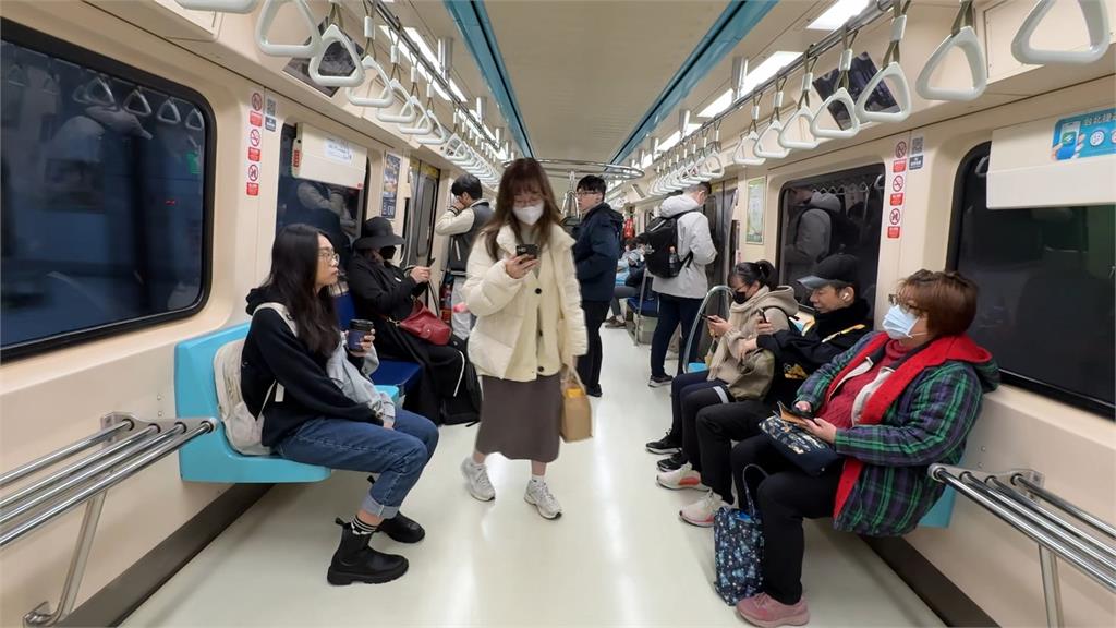 台北捷運車廂驚見奇景! 自行車掛上拉桿晃呀晃呀晃