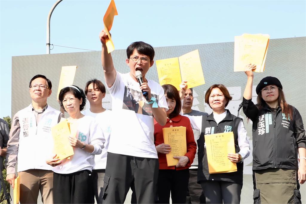 黃國昌「猛挺國民黨反罷免」慘變票房毒藥?吳靜怡見「民調大關燈」笑爛了