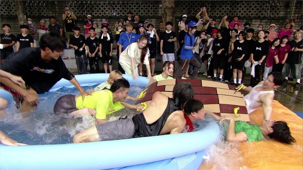 錄影遭闖入！胡瓜問「你最喜歡誰？」鵝竟回：「呱呱」全場笑翻