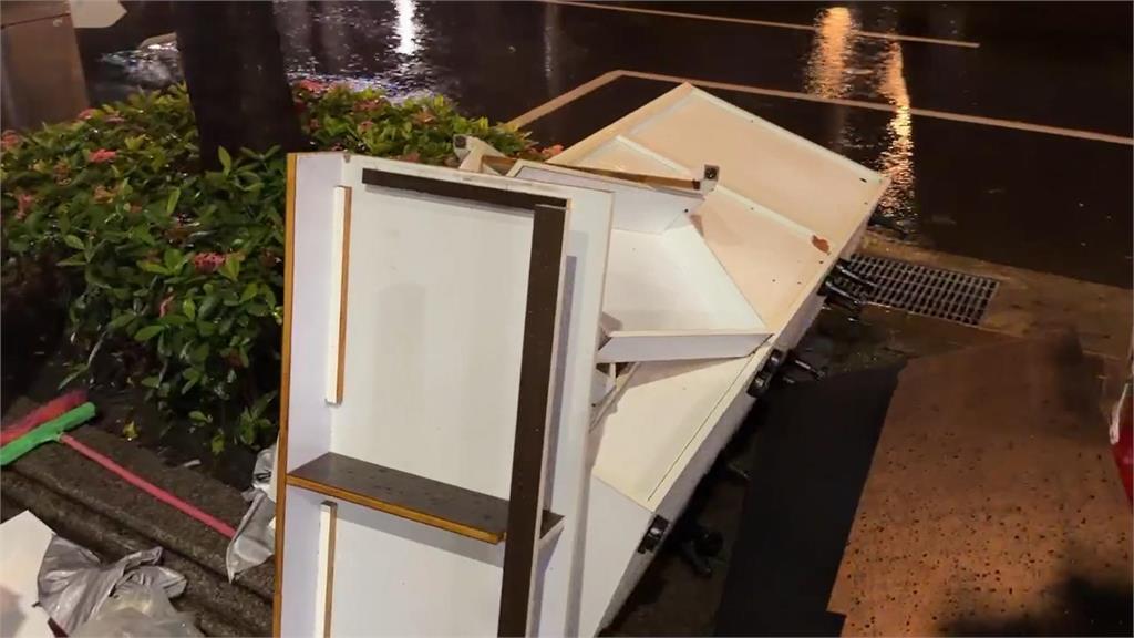 快新聞／飛天凶器？巴威颱風襲台　西門町捷運周邊驚見「廢棄家具、垃圾堆」