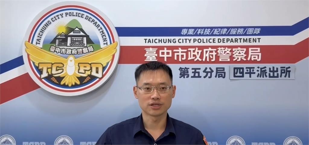 踢倒施工交通錐! 怪手攔住機車騎士雙方僵持爭執