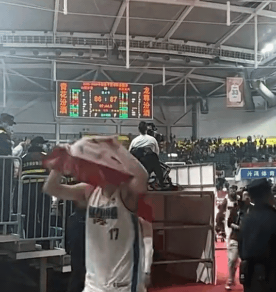 「台灣隊長」遭中國球迷「吐口水」噴頭！陳盈駿妻火大痛批：請保有基本尊重