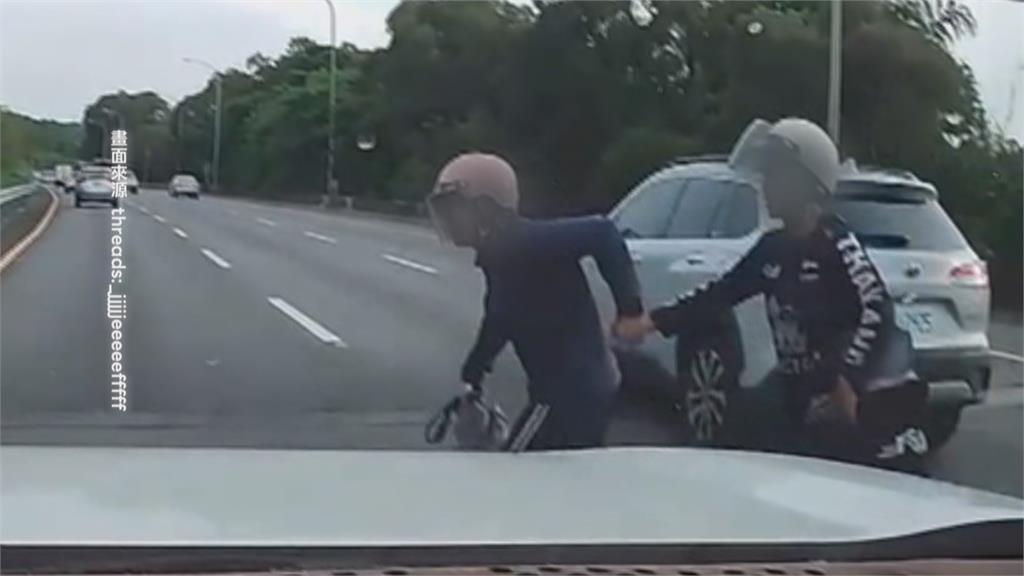 機車闖國道! 2女子棄車"手牽手"穿越車道翻護欄離開