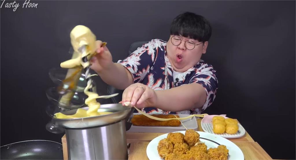 直播主吃火鍋「險被噴泉甩臉」！無助畫面曝網笑瘋：荒謬到像AI
