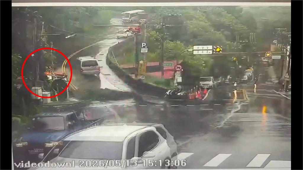新店砂石車翻覆撞社區巴士　8人受傷送醫幸無大礙