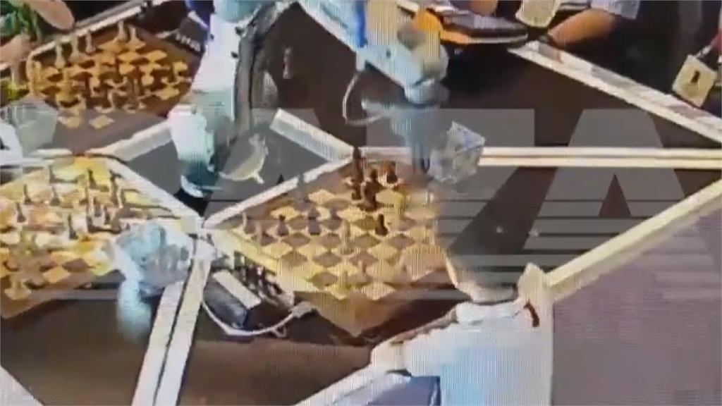 下棋太快遭判定AI？俄7歲男童手指竟被機器人打斷　官方：它絕對安全