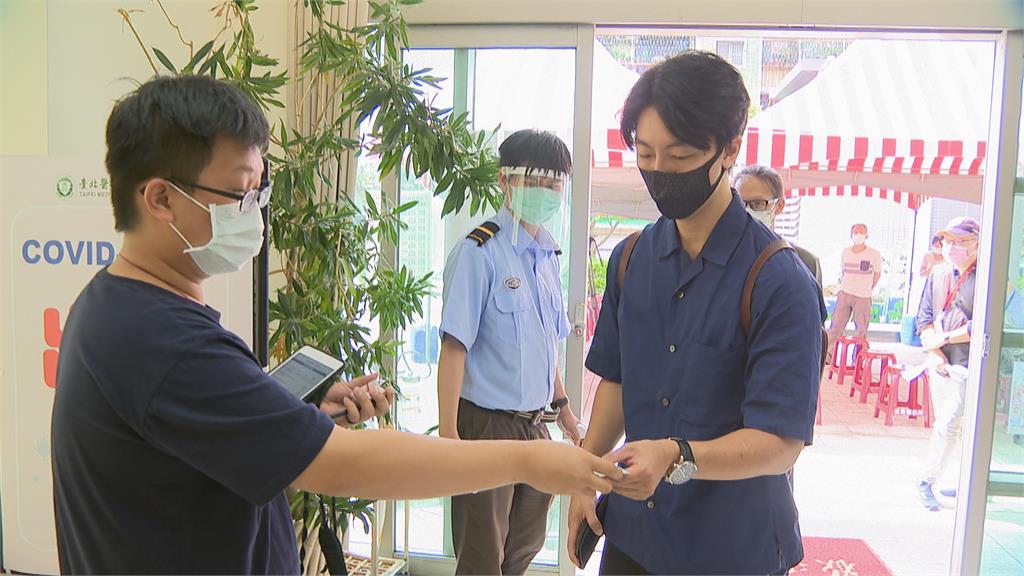 吳崢開心打高端疫苗 施打前坦言小緊張 反擊高端陰謀論 吳:反對者想太多