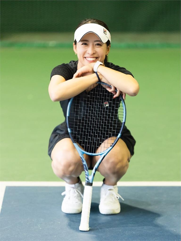 女選手打球「雙腿開大V」慘變動作片封面！她發現「1超扯巧合」準備開告