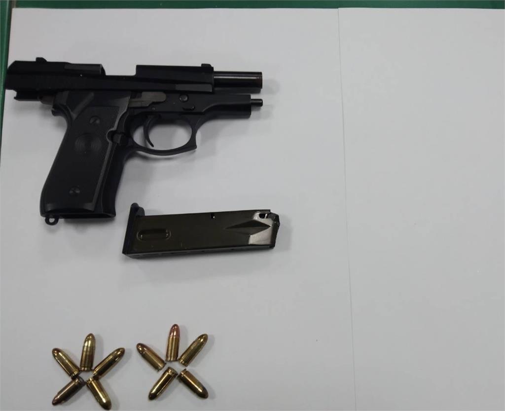 跑什麼!駕駛拒檢又棄車逃逸 員警合力追捕壓制「果然有鬼」