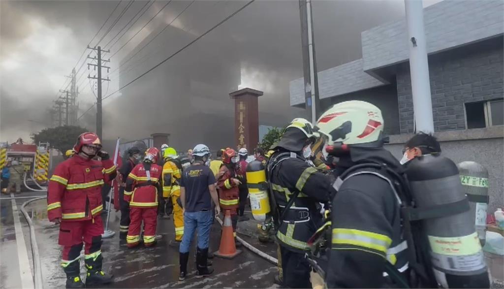 高雄大發工業區工廠大火！　濃煙竄天「白天變黑夜」