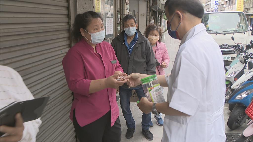 今制雙號民眾買！　上班族早起排隊買快篩