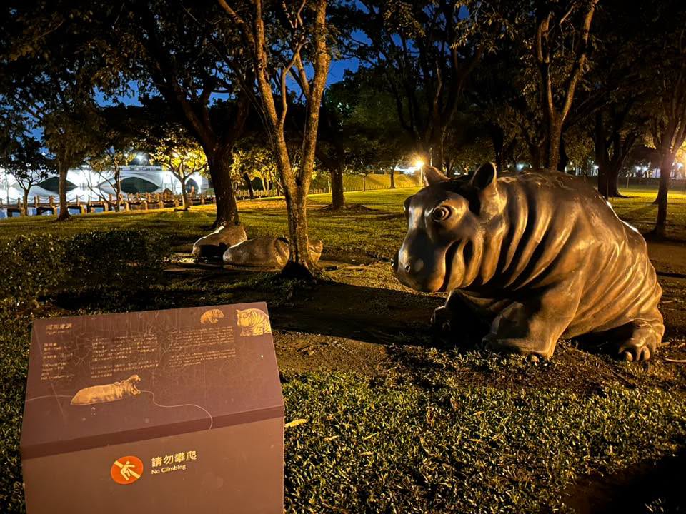 台版「博物館驚魂夜」？奇美河馬雕像半夜「游回湖裡」真相曝光網喊法老顯靈