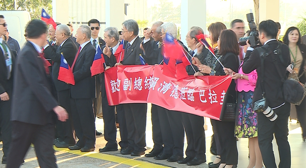 快新聞／賴清德抵達巴拉圭首都市長贈市鑰　台僑舉布條、揮國旗熱情接機