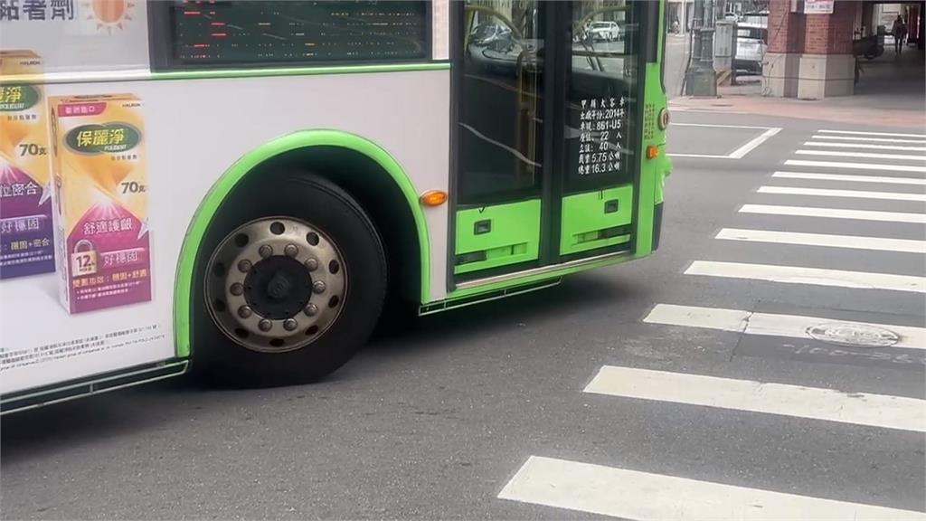 過斑馬線「當玩獨木橋」 全公車停等就為一人