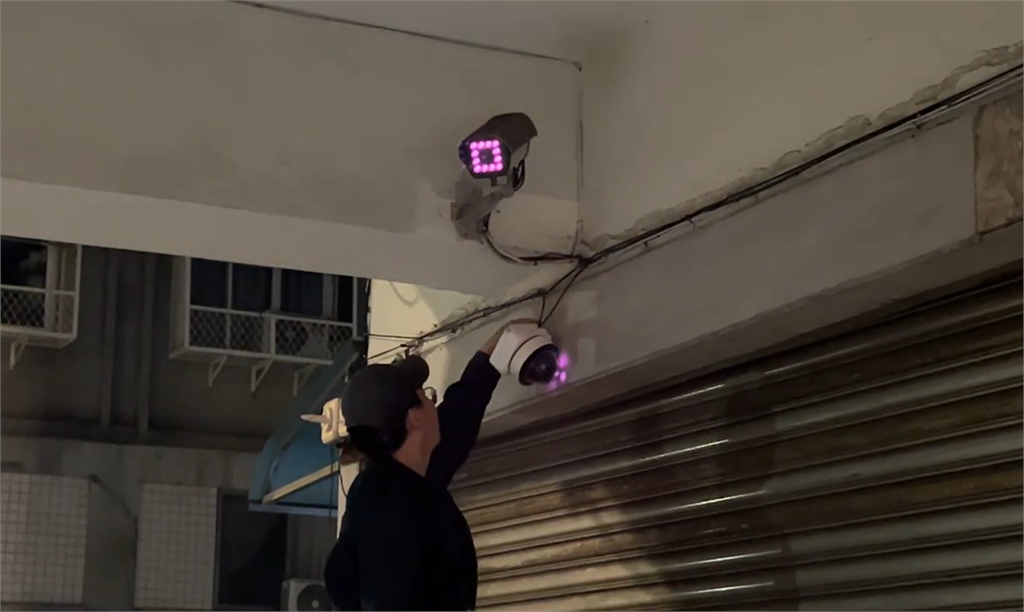 快新聞/北市警深夜掃蕩地下百家樂賭場!帶回60餘人 查獲逾百萬元賭資