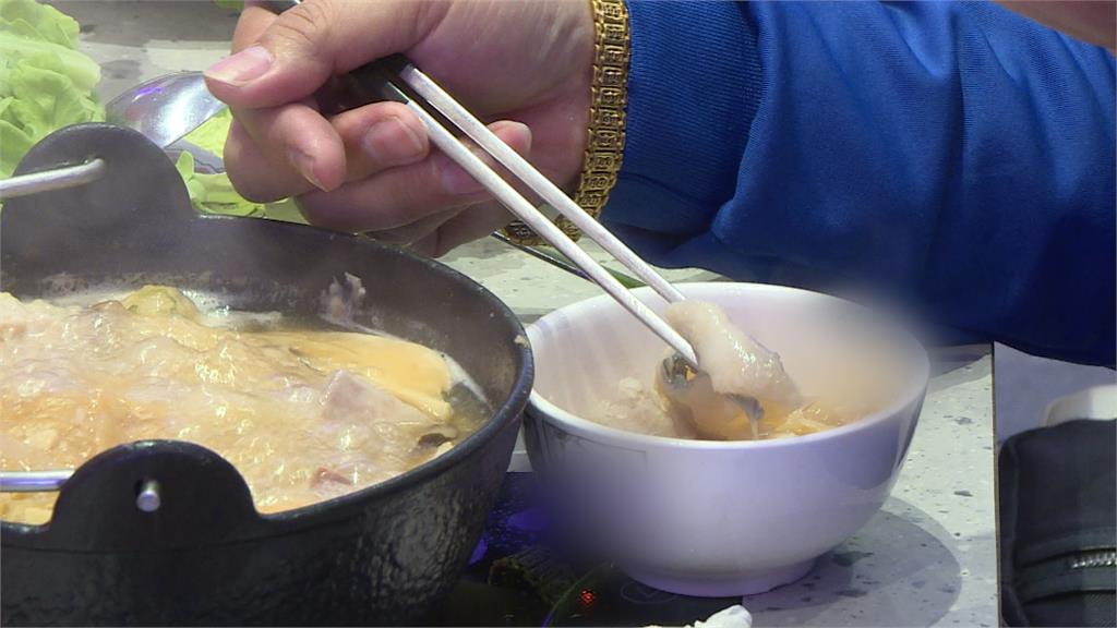 酸菜魚才剛吃下肚！　未下鍋生魚肉片上疑有小強