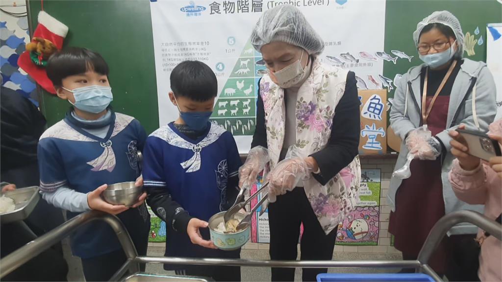 宜縣「班班吃石斑」加菜 4年前實施「食魚教育」學生挑魚刺沒問題