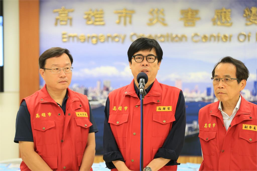 快新聞/高雄還在警戒範圍!豪雨狂炸「多處積淹水」 陳其邁:逾200件災情通報