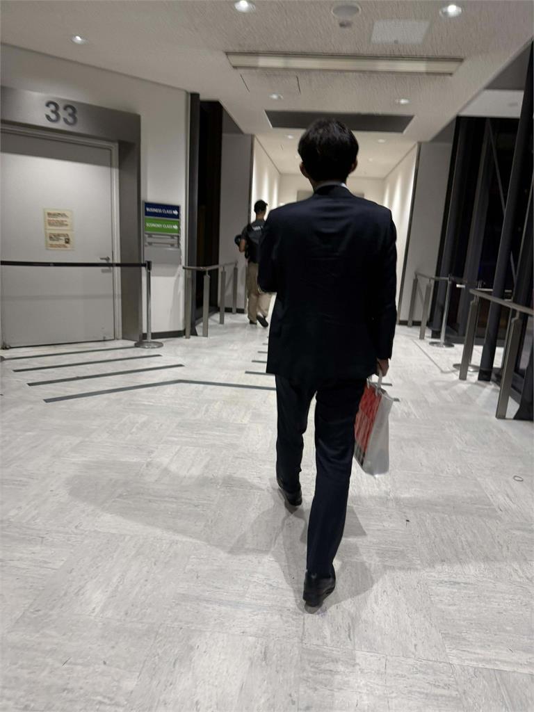 黃國昌才爆遭日政客拒見!又被拍到「半夜1人坐候機室」遭酸:被青年團排擠