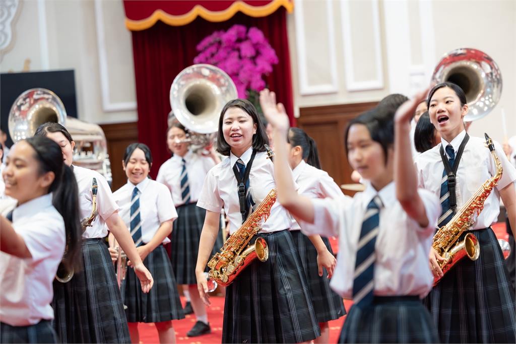 快新聞/接見沖繩西原高校行進樂隊 賴清德變「學生」親體驗打鼓樂趣