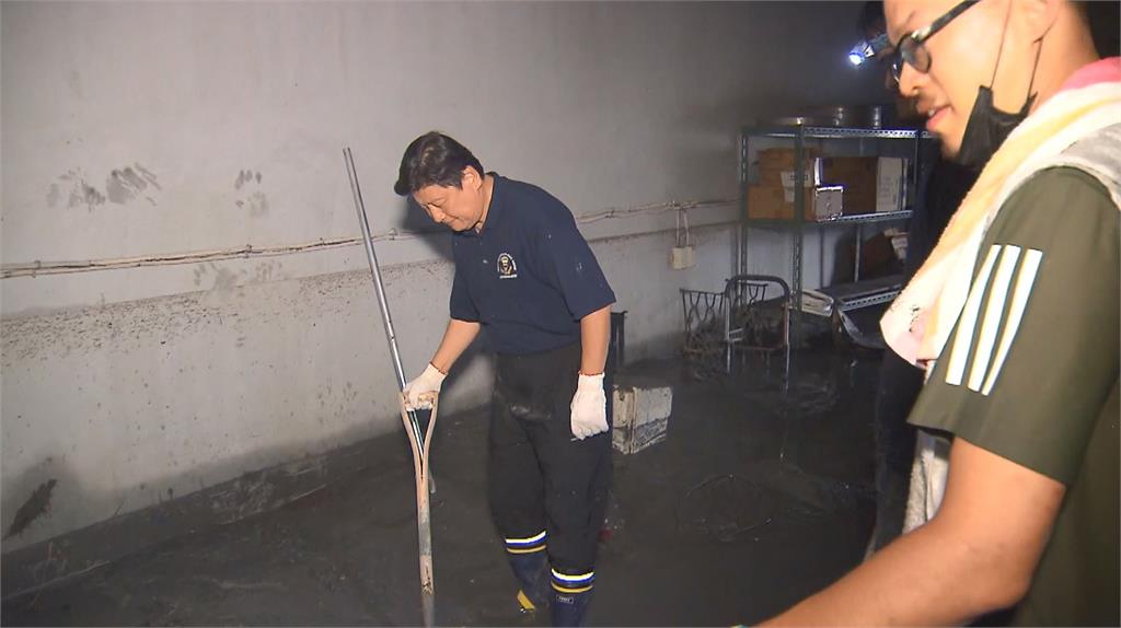 傅崐萁PO出民宅鏟泥照 網友:感謝委員幫忙"挖兩鏟"