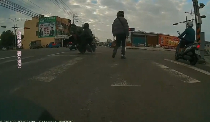 耍帥？機車綠燈起步催油門　翹孤輪滑行暴衝轉了一圈