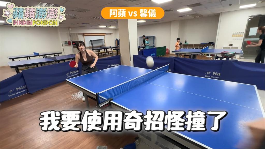 跟著球一起晃!正妹露出傲人曲線激烈對拚桌球 網羞喊:太兇了吧