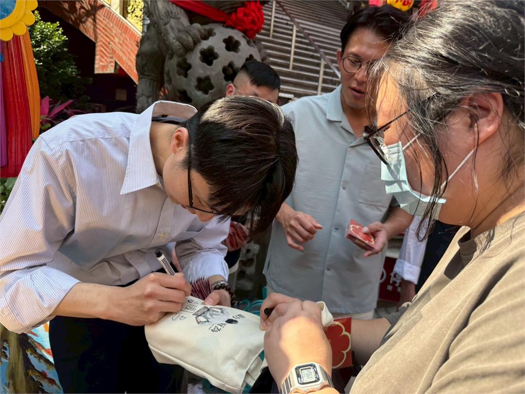 家樂福員工「挑戰選議員」開臉書！陳彥廷曬「與黃國昌牽手照」羞喊：第1次...