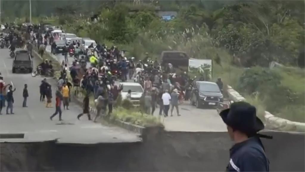 驚險!印尼洪水釀路面大坍塌 人車尖叫奔逃