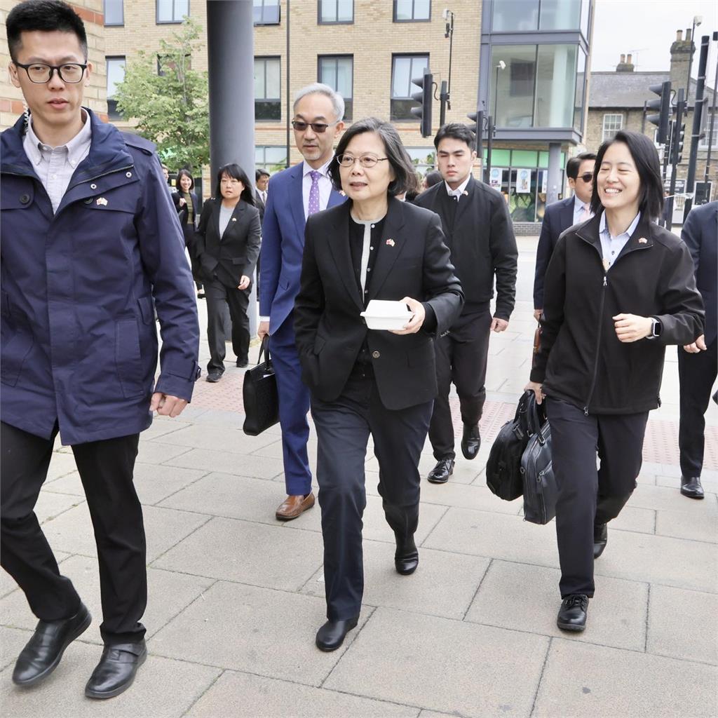 蔡英文突公開「2正妹女兒」只穿坦克衣!神正真面目全網暴動:根本辣台妹