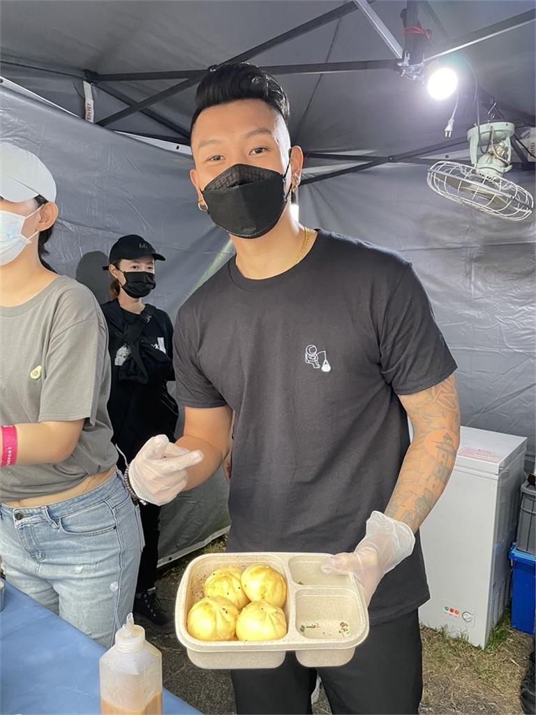 男神降臨大佳河濱公園!網驚「真的是瘦子」 賣生煎包親手加醬服務