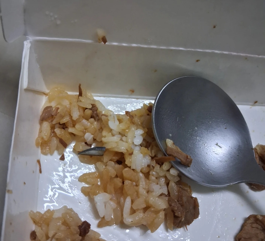 離譜！　吃知名雞肉飯便當咬到硬物　一看竟然是斷裂刀片
