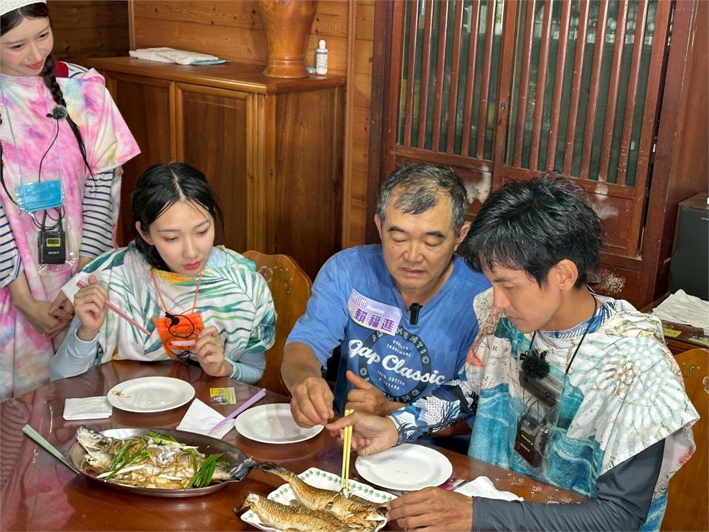 李雅英體驗火舞！看到火焰逼近失控喊「我是第一次」讓眾人笑翻