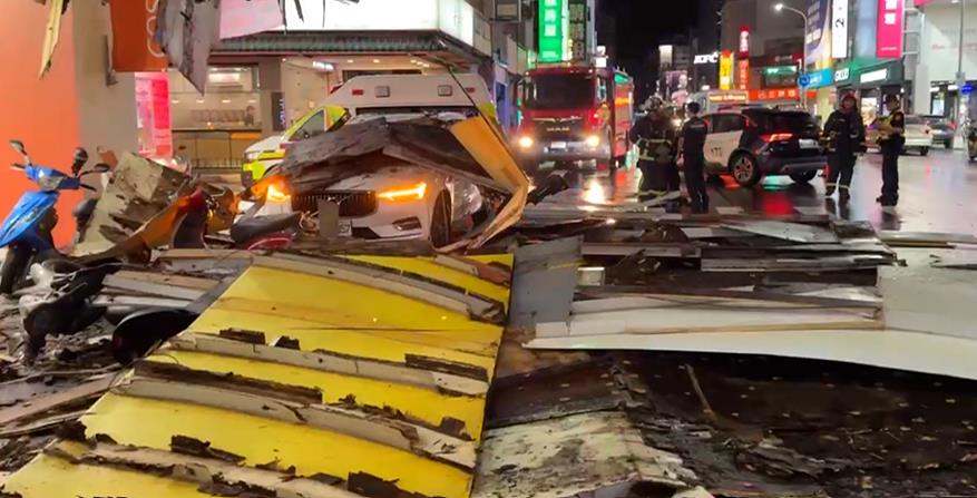 台中公益路驚魂! 巨型招牌"瞬間吞車" 女乘客受困幸無傷