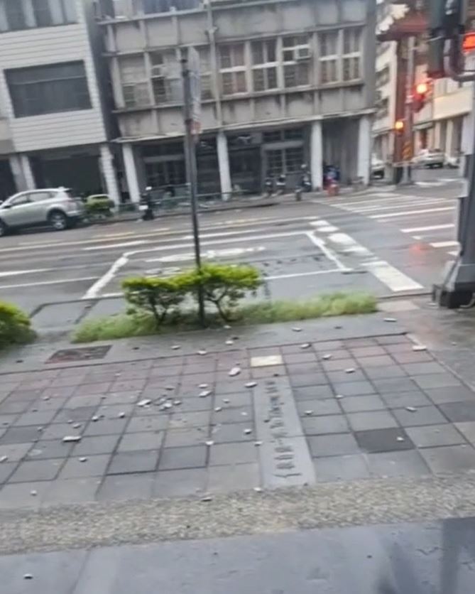 快新聞／巴威吹出災情！高雄大樓磁磚崩落、路牌倒地　驚悚畫面曝光