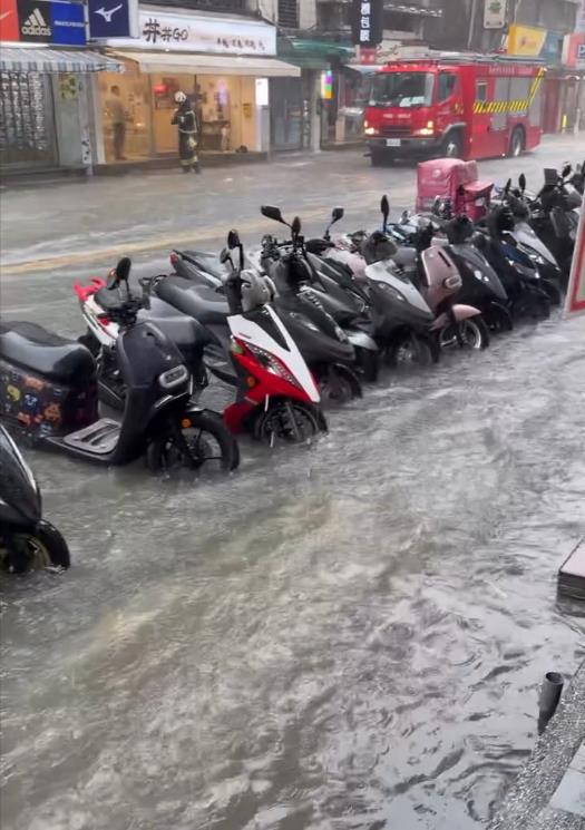 圖輯／台北狂淹大水！嚴重災情畫面一次看　多地水柱狂噴、大量污水覆蓋路面